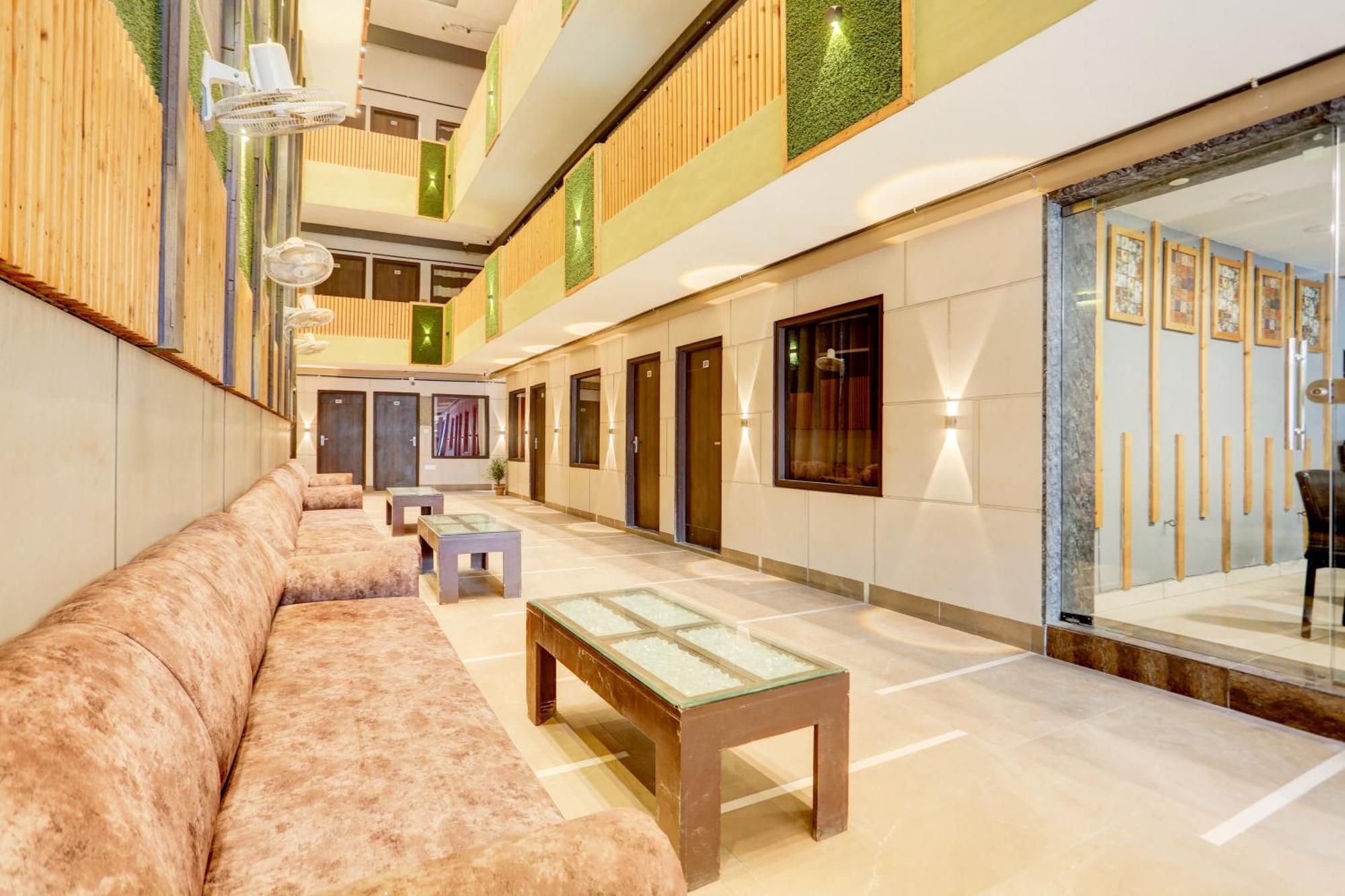 Super Townhouse Haibowal Chowk Ludhiana Eksteriør bilde