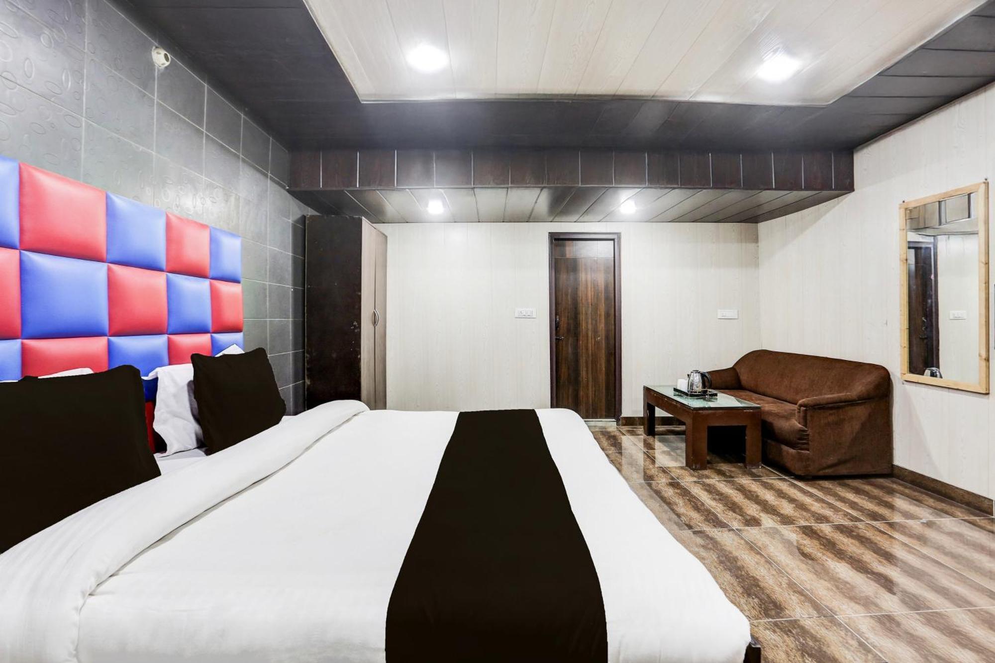 Super Townhouse Haibowal Chowk Ludhiana Eksteriør bilde
