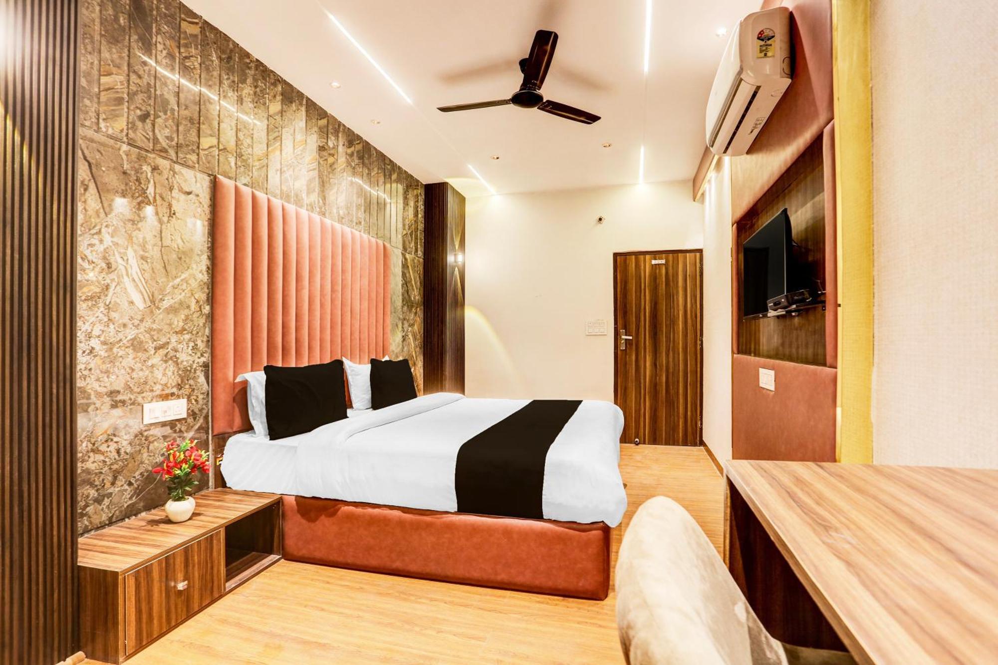 Super Townhouse Haibowal Chowk Ludhiana Eksteriør bilde