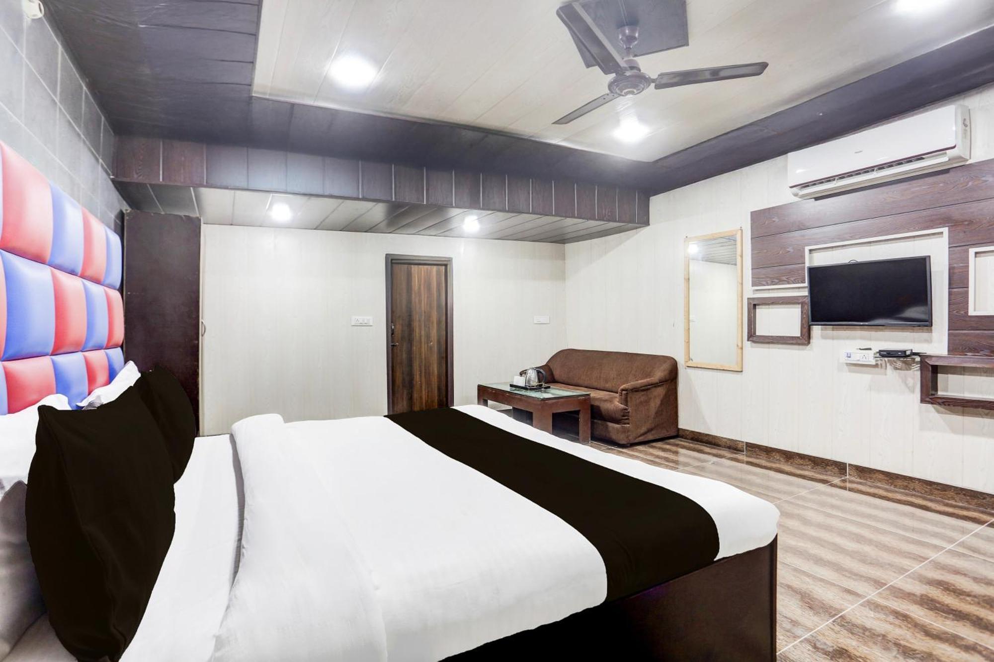 Super Townhouse Haibowal Chowk Ludhiana Eksteriør bilde