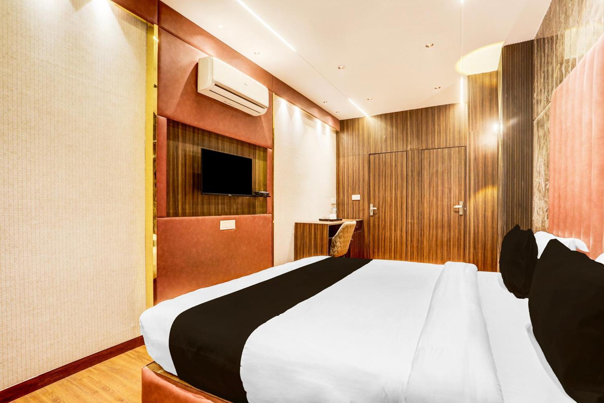 Super Townhouse Haibowal Chowk Ludhiana Eksteriør bilde