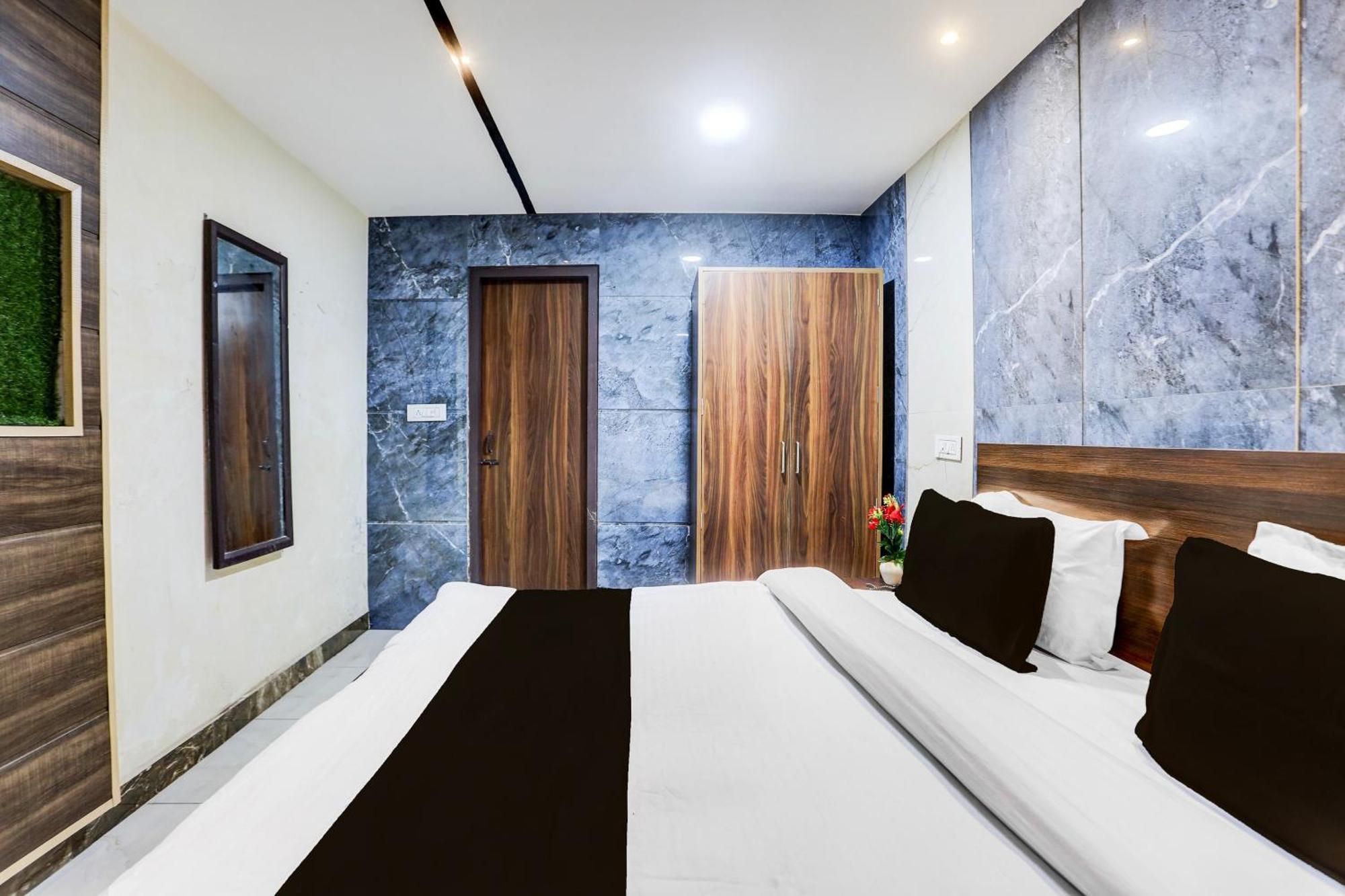 Super Townhouse Haibowal Chowk Ludhiana Eksteriør bilde