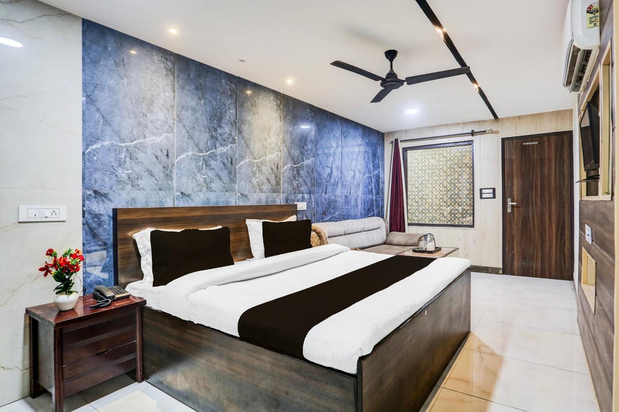 Super Townhouse Haibowal Chowk Ludhiana Eksteriør bilde
