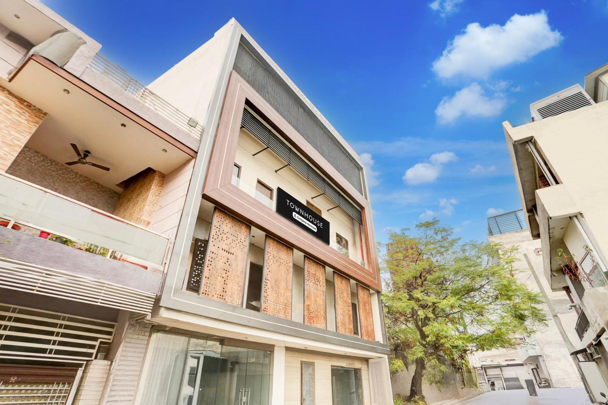 Super Townhouse Haibowal Chowk Ludhiana Eksteriør bilde