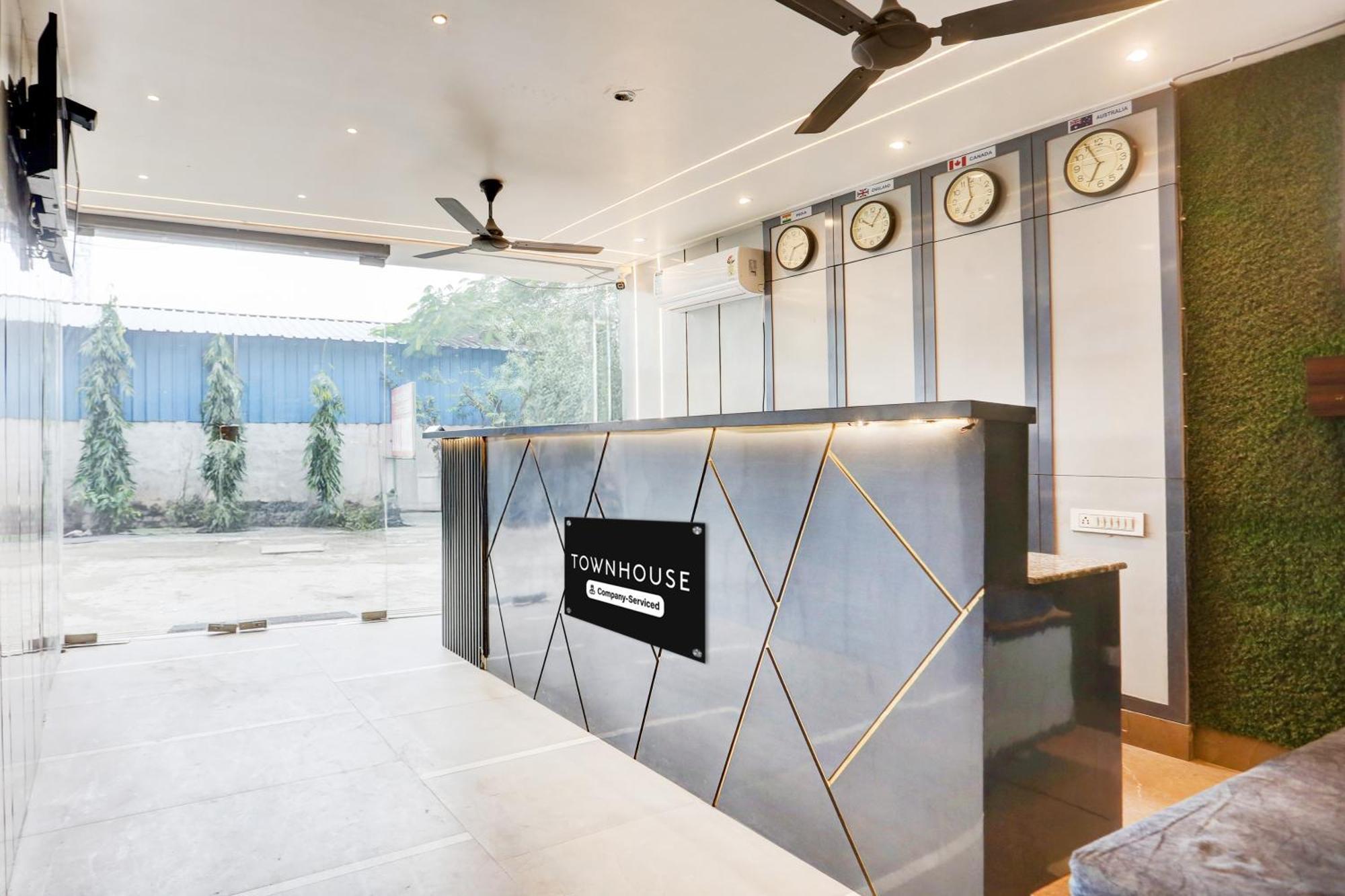 Super Townhouse Haibowal Chowk Ludhiana Eksteriør bilde