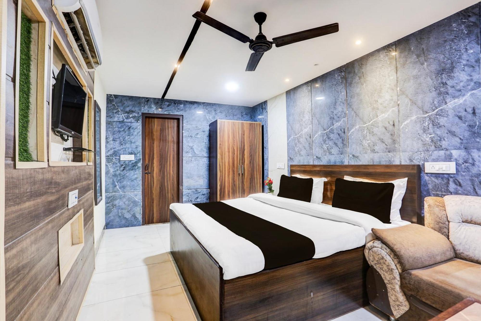 Super Townhouse Haibowal Chowk Ludhiana Eksteriør bilde